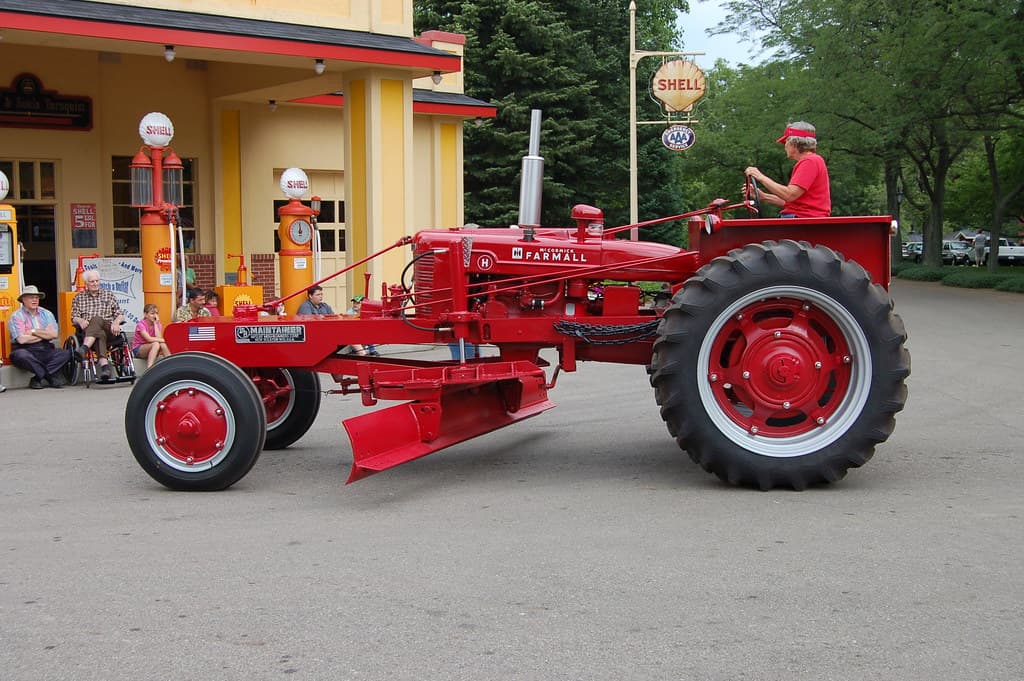 MTZ-82 traktor (operatorla icarə)